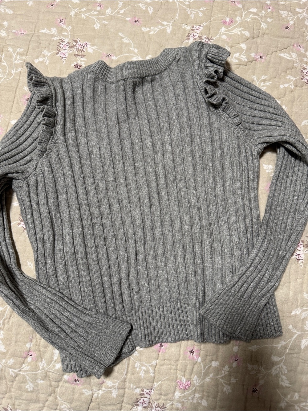 crown & ivy Gray Ribbed Ruffle-Shoulder Cardigan - Picture 3 of 3